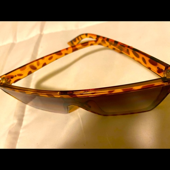 SUMMER‼️🕶☀️ Leopard Print Sunglasses/Shades - Picture 3 of 4